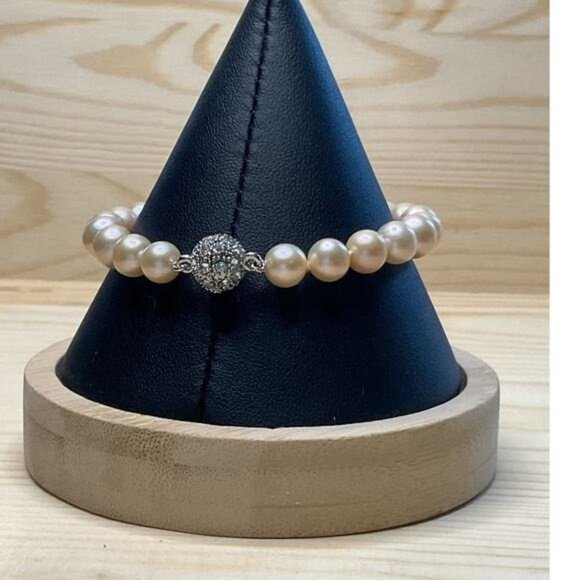 Pink Pearl Magnetic Silver Closure Beaded Bracelet - Picture 3 of 3